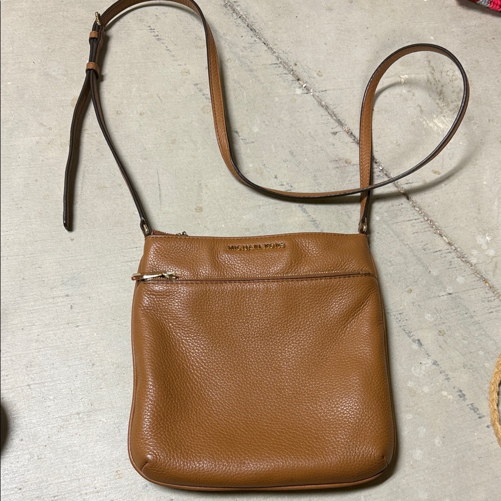 Women’s Michael Kors tan leather crossbody bag purse adjustable strap zip